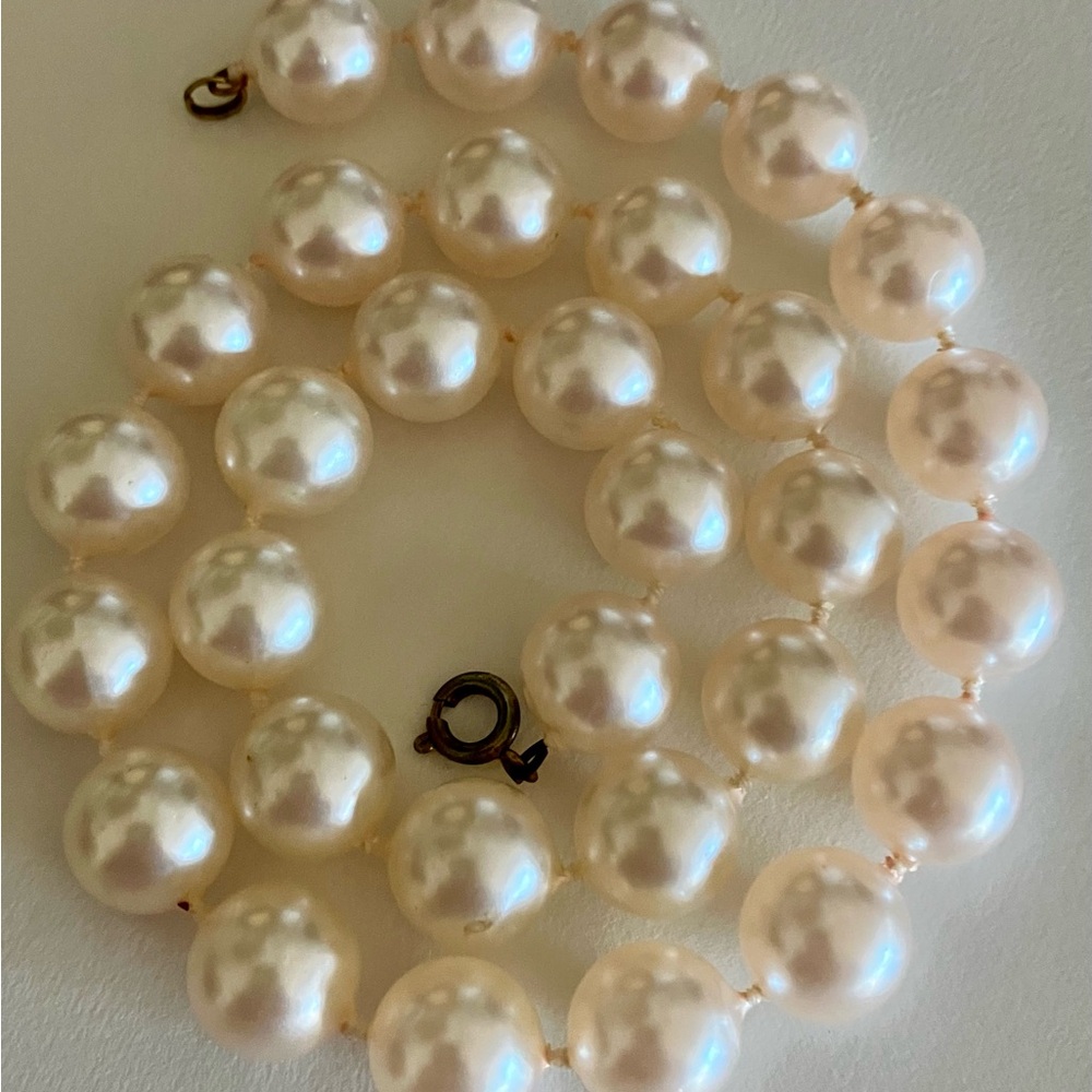 Classic strand of faux Pearls Necklace. Absolutely beautiful